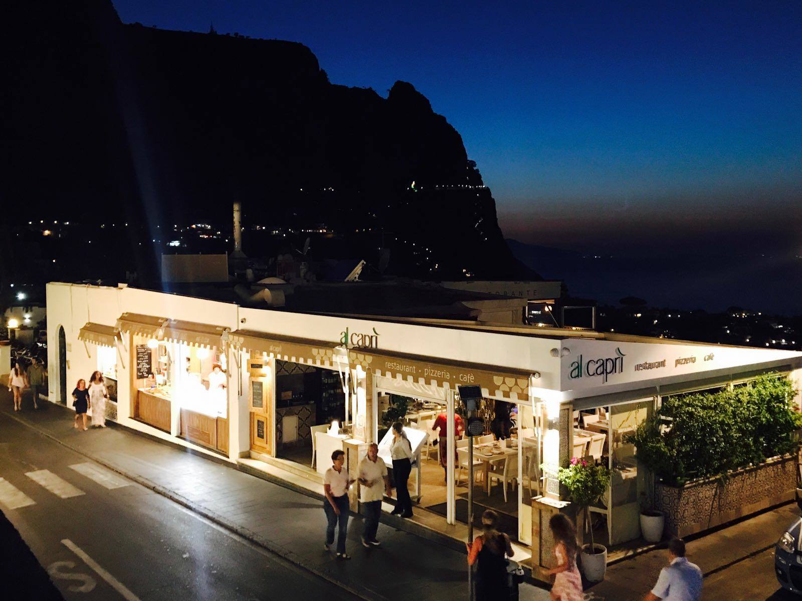 Al Caprí. Pizze e ravioli alla caprese in un locale dagli arredi curati con luci soffuse e vetrate affacciate sul mare. Via Roma, 38 Capri. 081 837 7108. info@ristorantealcapri.it