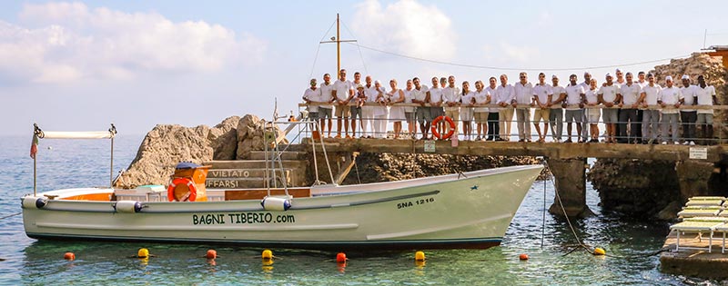 Bagni di Tiberio. Duemila anni fa qui faceva il bagno Tiberio, l'imperatore che da Capri reggeva le sorti dell'impero Romano. I resti della sua villa emergono ancora nella piccola baia Via Palazzo a Mare, 41. Capri Tel:081 837 0703