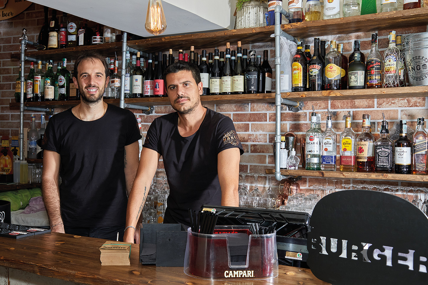 H𝖠𝖭𝖦𝖮𝖴𝖳 𝘊𝘢𝘱𝘳𝘪 "𝘱𝘶𝘣&𝘤𝘰𝘤𝘬𝘵𝘢𝘪𝘭 𝘣𝘢𝘳.Via Monsignor Carlo, Via Federico Serena, 9.Capri Tel.081 1824 9920