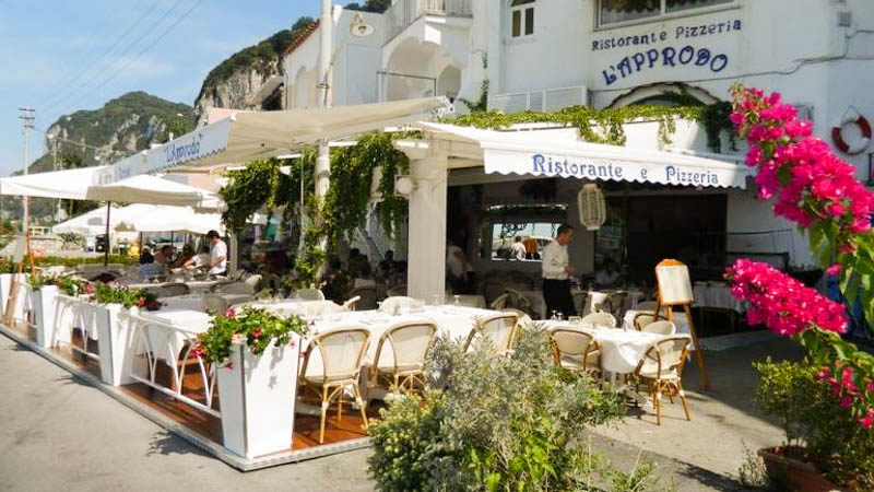L'Approdo è lo storico ristorante di Marina Grande, che da decenni, accoglie i suoi ospiti con l'immancabile ospitalità che lo contraddistingue da sempre. Ci trovate nell'angolo più tranquillo della Marina, a pochi passi dal Porto Turistico.Piazza Angelo Ferraro, 8.Marina Grande. Tel:081 837 8990