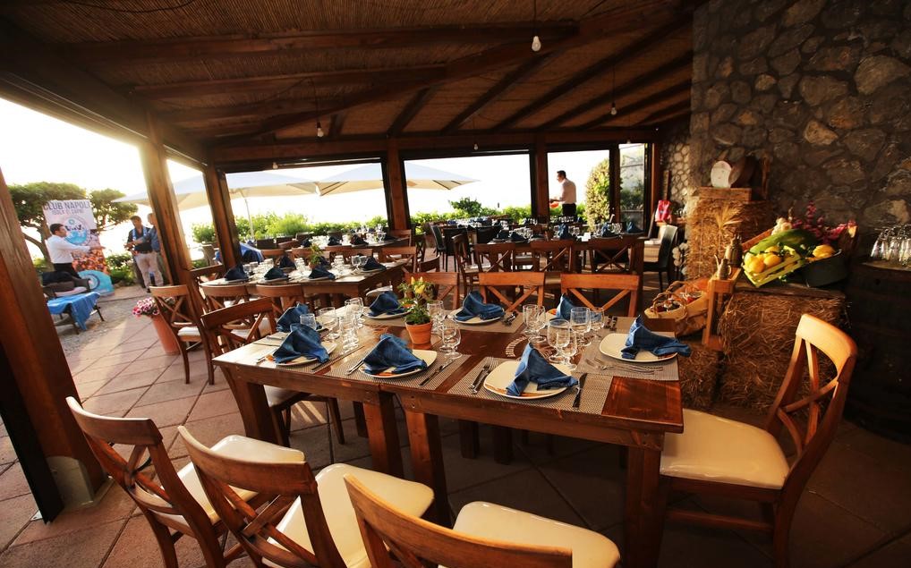 Il Ristorante dell’Agriturismo del Sole è il luogo ideale per riscoprire il gusto di una cucina semplice e salutare,agriturismodelsolesas@gmail.com  Indirizzo:Via Migliara, 15, 80071 Anacapri NA  Telefono +39 081 2139449