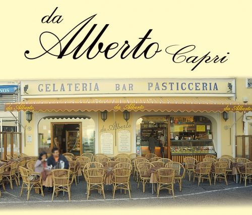 Il Bar “da Alberto” fu fondato nel 1946 da Alberto, in quegli anni imbarcato come pasticciere a bordo del leggendario transatlantico italiano ‘Rex’, vincitore nel 1933 del ‘Nastro Azzurro’ per aver stabilito il record della percorrenza sulla rotta Gibilterra – New York. Dall’apertura e fino ai primi anni ’70 l’attività è stata gestita da Alberto coadiuvato dalla sua famiglia. Via Roma, 9, 80073 Capri Tel. 081 837 0622