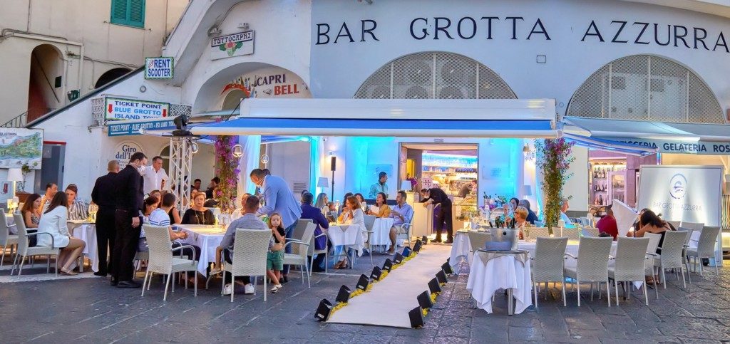 Bar Grotta Azzurra Gourmet un raffinato servizio gastronomia per eventi esclusivi, party, brunch, meeting aziendali sia in villa che in barca. Bar Piazza Vittoria, 4. Marina Grande, Capri 80073 Gourmet Via Don Giobbe Ruocco, 25 Marina Grande, Capri 80073 Tel. +39 081 837 0285 . +39 338 479 8379 . +39 338 814 8631 Mail: info@bargrottaazzurracapri.com