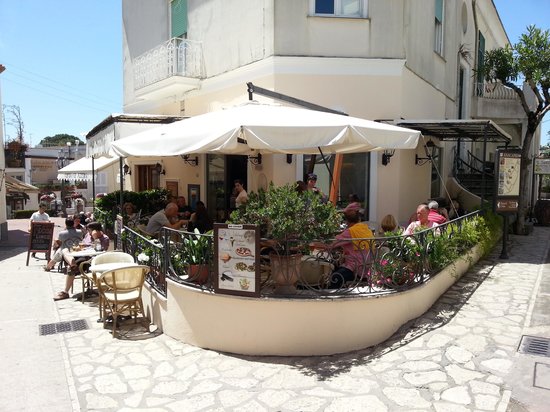 Bar Michelangelo è nel pieno centro storico di Anacapri, dove potrete gustare un cocktail con un piacevole sottofondo musicale. Via Trieste e Trento, 1, Anacapri Tel. 333 778 4331 Mail: caffemichelangelo@email.it