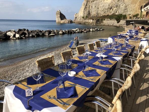 Ristorante La Conca a Meta .Pietanze di pesce creative in un locale dalle pareti e dalle sedie impagliate colorate, con cucina a vista.III Traversa Alimuri, Via del Mare, 80062 Meta NA Telefono 081 532 1495. La Conca a Meta offre il 5% di sconto