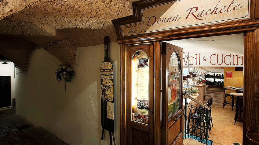 Ristorante Donna Rachele, a pochi passi dalla Piazzetta di Capri.  Cucina tradizionale con eccellenze Slow Food ma all’occorrenza anche Fast Food; due concetti culinari opposti ma che si coniugano alla perfezione grazie alla tradizione tramandata da tre generazioni.  Certamente la migliore pizzeria dell’Isola di Capri con Grani Antichi Mulinum a lievitazione naturale di oltre 36 ore, da Lievito Madre.  Una scelta degli ingredienti tipici di mare e di terra, trattati con grande attenzione e cura per un’esperienza sensoriale difficile da eguagliare.  Vineria e cucina per palati raffinati; anche per chi non vuole rimanere a tavola a lungo ma desidera sorseggiare un bicchiere di vino o birra Guinness semplicemente appoggiati al Bar esterno.  Un Ristorante per tutti e per tutte le stagioni, . Delivery per B&B ed Alberghi in tutta l'Isola di Capri. Via Padre Serafino Cimmino, 4/8, Capri. Tel: 081 837 5387. Mail:info@donnarachele.com