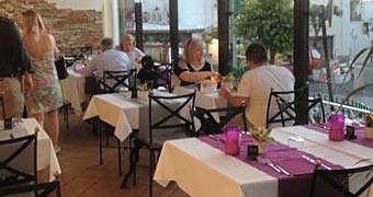 Il Boccone (Anacapri). Ristorante ben gestito e si trova nella piazzetta di Caprile. Il proprietario Gianluca e persona attenta e solare che ama la traduzione Caprese.   Piazza Rio Caprile 1. Tel: 0818371665