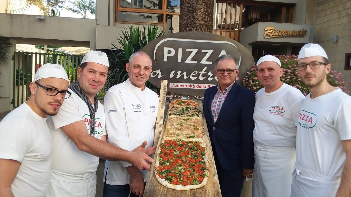 Pizza a Metro/Vico Equense Benvenuti in PIZZAMETRO Pizza intesa come forma d’arte. Questo è il principio su cui si fonda Pizza a Metro da "Gigino" L'università della pizza, luogo dove ha avuto origine la pizza a metro. Lo storico ristorante, sito nel cuore di Vico Equense è famoso nel mondo per la sua invenzione, e non solo. Ideata da Gigino Dell’Amura, la pizza a metro ha riscosso grande successo per l’inconfondibile sapore, la genuinità dei prodotti da cui è composta, l’esclusiva forma. Il ristorante, conosciuto anche come “Università della pizza” per la bravura dei maestri pizzaioli, propone una grande varietà di pizze che si possono gustare sulla base della “lunghezza” della fame. Gli ospiti delle strutture associate ad Atex usufruiranno di uno sconto del 10% presentando la Convenzioni Card Atex Corso Giovanni Nicotera, 15, 80069 Vico Equense NA Telefono  081 879 8309