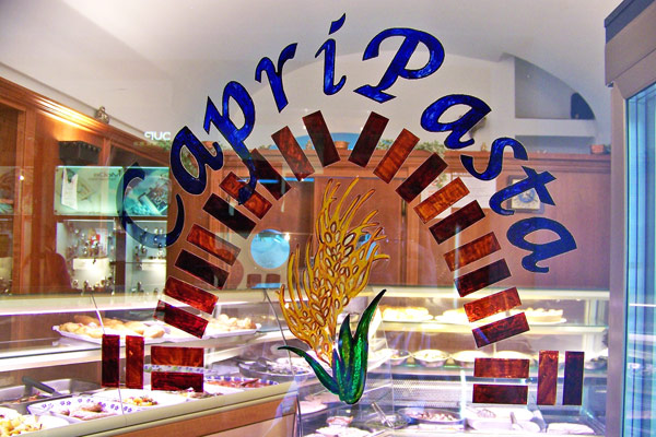 Capri Pasta Specialità tipiche capresi a due passi dalla Piazzetta di Capri  Capri Pasta Gastronomia e Catering si occupa dal 1999 della preparazione di piatti tipici della cucina italiana e partenopea da asporto e dei famosissimi ravioli capresi.  Nel negozio al centro di Capri ogni giorno proponiamo un menu basato su prodotti freschi e di stagione. Potrete scegliere tra gustosi primi piatti di pasta, torte rustiche, sfiziose fritture e fresche insalate.  Il menu varia tutti i giorni ma con i grandi classici della cucina caprese sempre presenti.  Siamo inoltre specializzati in servizi di catering per feste, ricevimenti e congressi. Via Parroco Canale, 12  Telefono +39 081 8370147 Email: info@capripasta.com. https://www.capripasta.com/