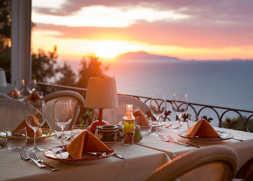 Da Giorgio Al Cucciolo Anacapri. Delivery Zona Grotta Azzurra. Molto di più di un ristorante: "Giorgio al Cucciolo" è un luogo dove concedersi del tempo per sé, una pausa di silenzio e di benessere, un'esperienza culinaria unica, al cospetto della bellezza della natura isolana. VIA LA FABBRICA, 52 Anacapri.. Tel. +39 081 837 19 17 +39 081 837 26 75