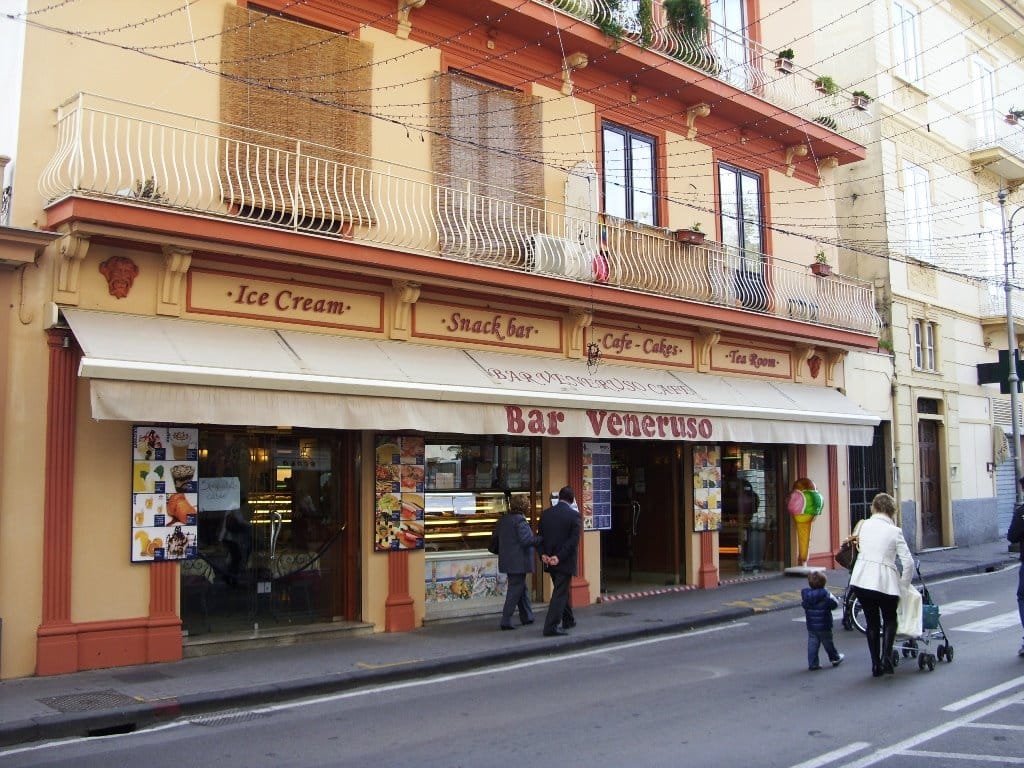 Bar Veneruso /Sorrento Un bar "storico" di Sorrento. Un punto di riferimento per residenti e turisti. Un locale dove si respira "identità Sorrentina" Bar, Pasticceria, Gelateria, Asporto Sconto del 10 % per gli ospiti delle strutture associate ad Atex per una spesa minima di 20 euro Corso Italia 43 Sorrento 081-8074890