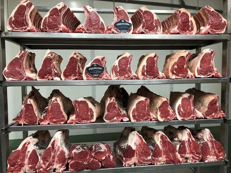  Aprano Carni  Una  ditta che da oltre cinquant’anni lavora nel settore della carne (bovini, suini, ovini ed affini) sia al  dettaglio che all’ingrosso,  Azienda  dalle tradizioni di famiglia, che si fondano sull’ottima qualità dei prodotti e soprattutto sul prezzo  competitivo, Sconto del 10% ai gestori e agli ospiti delle strutture associate ad Atex. Telefono :  3348495200/ Gennaro Aprano.