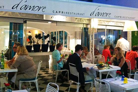 Ristorante D'Amore a Capri. Il nostro Ristorante a Capri si trova a pochi metri dalla famosa Piazzetta di Capri, lungo la pittoresca strada che conduce a Tiberio. In un ambiente contemporaneo che richiama i colori dell’isola e del mare, l’atmosfera che accoglie i nostri Ospiti è accogliente, intima e rilassata, sia nella sala interna che sulla terrazza all’aperto. A pranzo e a cena a Capri potrete scoprire la tradizione della cucina caprese Via Fuorlovado, 36 Tel. 081 837 0665