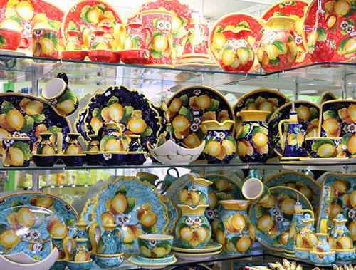 De Massa Regali e Souvenir Ceramiche Sorrentine /Sorrento Al centro di Sorrento... Un negozio "storico"... Articoli da regalo, ceramiche sorrentine, souvenir. Sconto del 10 % per tutti gli ospiti delle strutture associate ad Atex Via Fuoro 14 Telefono 8781128