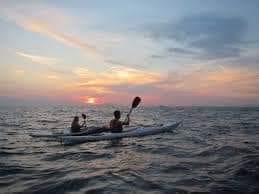 ESPERIENZE IN MARE CON MASSA LUBRENSE SEA KAYAK - MARINA LOBRA Incantevoli esperienze in kayak che i vostri ospiti non dimenticheranno mai. Massa Lubrense Sea Kayak. Tour guidati alla scoperta della Terra delle Sirene, narrando i suoi miti e leggende, aneddoti locali, esplorando grotte e ammirando la natura, nonché facendo assaporare le delizie culinarie del posto, a persone provenienti da tutto il mondo. Un modo unico e privilegiato per scoprire luoghi della nostra costa difficilmente o non raggiungibili in modo semplice. In questi tempi ancora incerti a causa della pandemia, il kayak assicura un naturale distanziamento dando così la possibilità di conoscere e ammirare le bellezze della nostra costa . In ogni caso sono seguite regole e protocolli anti-covid. I soci ATEX potranno beneficiare di una commissione pari al 20% del prezzo di vendita, che potranno trattenere come acconto del tour o trasformarle in sconto per i propri ospiti (tutta o in parte). Tutti i servizi offerti, con le descrizioni in italiano e in inglese, nonché i prezzi ed i consigli per le escursioni sono disponibili sul nostro sito https://www.massakayak.com Le esperienze in breve: - incontro e partenza dal borgo marinaro di Marina della Lobra (Massa Lubrense) - escursione di durata variabile, in base al tour scelto, con soste per bagni, snorkeling o aperitivo (se previsto) - rientro al punto di partenza Su richiesta è possibile organizzare escursioni con partenza da Marina del Cantone (con Recommone/ Crapolla destinazione prevalente). Su richiesta possiamo offrire servizio transfer da/per la struttura, oppure può essere gestito dalla struttura stessa. I tour sono disponibili in italiano e inglese. Min 2 pax - max 15 pax, con un limite tecnico di peso di 110 kg e di altezza di 195cm L'età minima dei partecipanti è 6 anni, i minori devono essere accompagnati da un adulto con il quale condivideranno un kayak doppio. A fare da guida saranno istruttori locali della Federazione Italiana Canoa e Kayak. Sempre compresi nel prezzo sono tutta l'attrezzatura necessaria al tour (kayak, pagaia, giubbotto salvagente, paraspruzzi) e l'assicurazione per ogni partecipante. Per informazioni e prenotazioni rivolgersi ad Alessio 3495595339