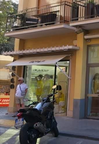 Boutique Scala a Sorrento Una boutique sulla strada principale di Sorrento... Una bella occasione sia per i gestori delle strutture associate ad  Atex che per gli ospiti delle strutture associate ad Atex. Sconto del 20% sia per i gestori che per i loro ospiti. Basta presentare la foto della Convenzione Card sul cellulare. Corso Italia, 4, 80067 Sorrento NA Telefono: 081 807 2887