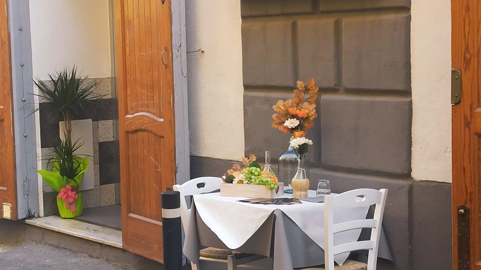 PIZZERIA CHIARASTELLA In una location antica e caratteristica nel cuore di Meta dove ogni struttura è caratterizzata da secoli di arte e tradizioni, nasce la nuova pizzeria Chiarastella. Una pizzeria autentica oriunda partenopea che offre la "vera pizza napoletana" senza doversi spostare dalla penisola. Proponiamo un prodotto tipico, dalla mozzarella di bufala campana al pomodorino giallo del Vesuvio ed offriamo piatti semplici e ricette antiche, ricercate dalle antiche tradizioni dei vicoli di Napoli. Un piccolo contesto dove scoprire intensi sapori. A tutti gli associati ATEX pizzeria Chiarastella offre il 10% di sconto su menù alla carta escluse bibite, presentando la convenzione card. Via Caracciolo 71/73 Meta Telefono 0813777388 anche whatsapp Mail: pizzeriachiarastella@libero.it Servizio a domicilio con Glovo