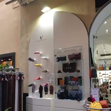 Antonella Ferrante Prodotti in pelle / Sorrento Borse, cinture, scarpe, portafogli in pelle Antonella Ferrante è  un'azienda di famiglia, una famiglia che da generazioni cuce e fabbrica guanti,borse cinture, scarpe, portafogli in pelle Un processo produttivo tradizionale, che trova le sue solide basi nell'antico artigianato partenopeo. Sconto del 10% agli ospiti delle strutture associate ad Atex Via degli Archi 14 Tel. 0818072765