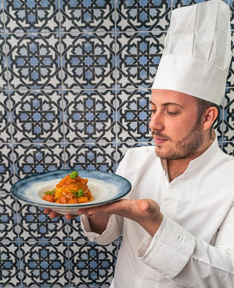 Parlato Restaurant Marina di Seiano Qualità delle materie prime, stagionalità del menù e valorizzazione dei prodotti locali. Tutto in una location a due passi da uno degli scorci più belli della penisola sorrentina. Parlato Restaurant, sulla spiaggia della Marina di Seiano, è infatti a stretto contatto col mare, dal quale i titolari Marco e Ciro Parlato attingono ogni giorno alcune delle pietanze lavorate dallo chef (Marco Parlato). Aperto ogni giorno a pranzo e cena , conta oltre 90 posti a sedere: 30 esterni, 50 interni e una quindicina nella saletta con cucina a vista. Percentuale di scontistica associati atex 10% Una meravigliosa opportunità per gli ospiti delle strutture di Vico Equense e Seiano,per gli ospiti delle strutture della Penisola Sorrentina,di Capri,di Napoli e di Gragnano che decidono di fare una passeggiata alla Marina di Seiano. Numeri di telefono Marco 3332884460 Ciro 3312333790 Fisso 0818028564